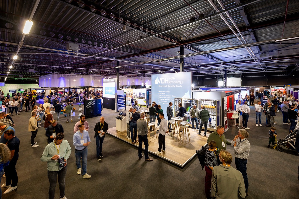 Bezoekers en beursstands tijdens de ZwembadBranche Dag 2025 in EXPO Houten