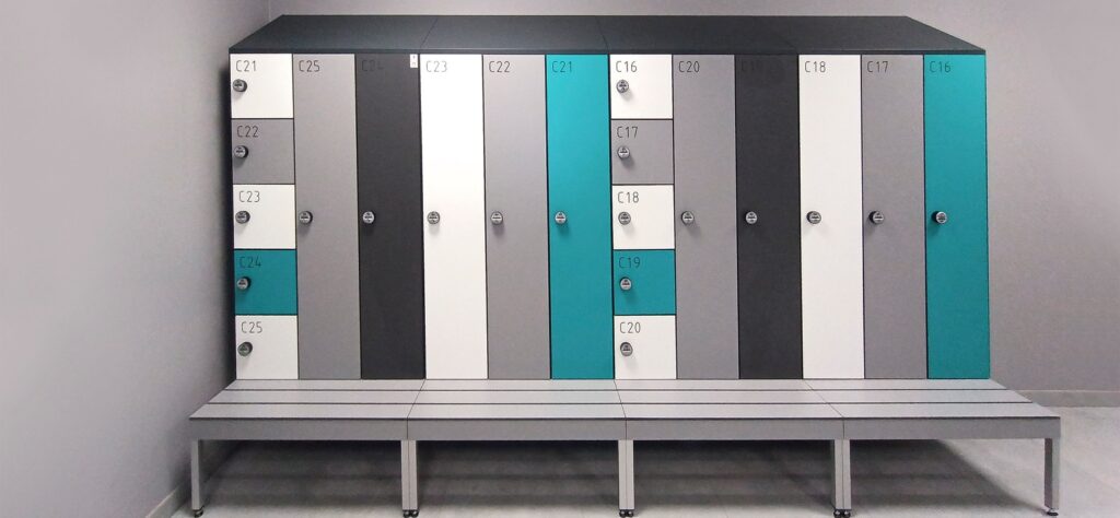 HPL lockerkast met gele volkern Z deur, multicolor afwerking en bankje.