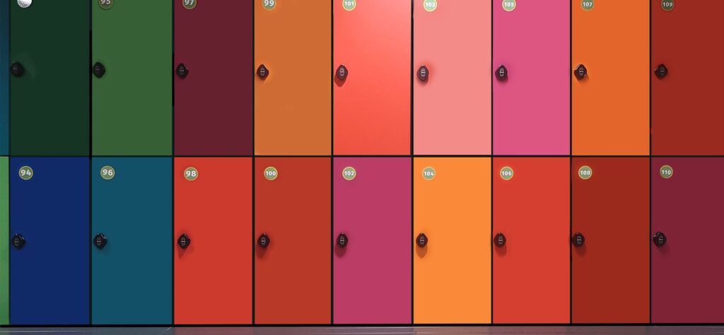 HPL lockerkast met gele volkern Z deur, multicolor afwerking, compact bankje en Trespa details.