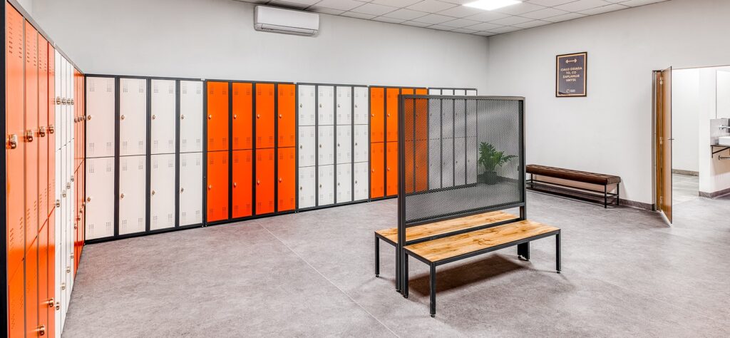 Luxe Vela stalen locker in oranje en wit met geïntegreerde bank