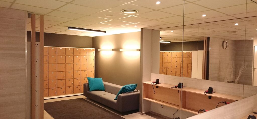 MFC houten sportlockers met modern design.