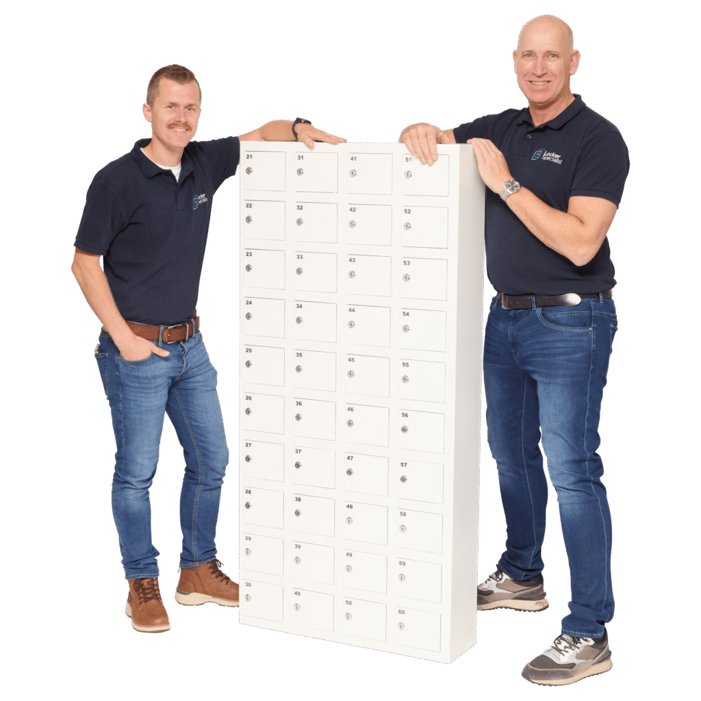 Twee LockerSpecialist-medewerkers naast een witte telefoonlocker