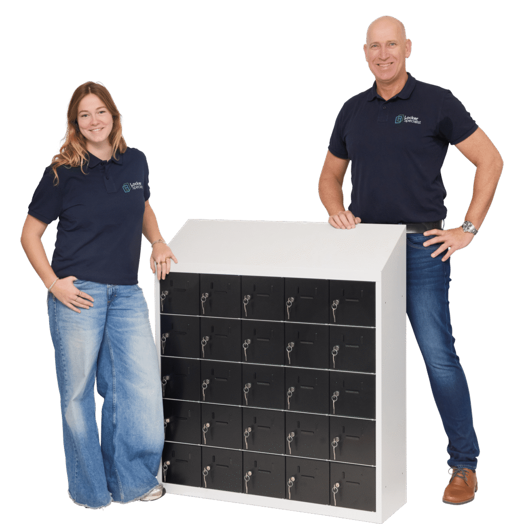 Twee LockerSpecialist-medewerkers bij een compacte telefoonlocker met zwarte deuren
