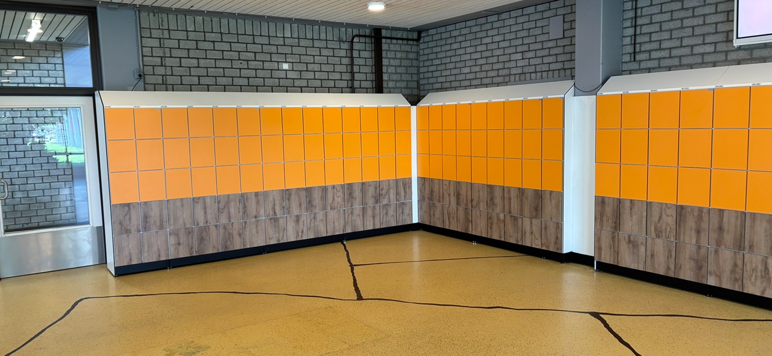 Elektronische lockers en zitbanken voor een scholengemeenschap in Zoetermeer