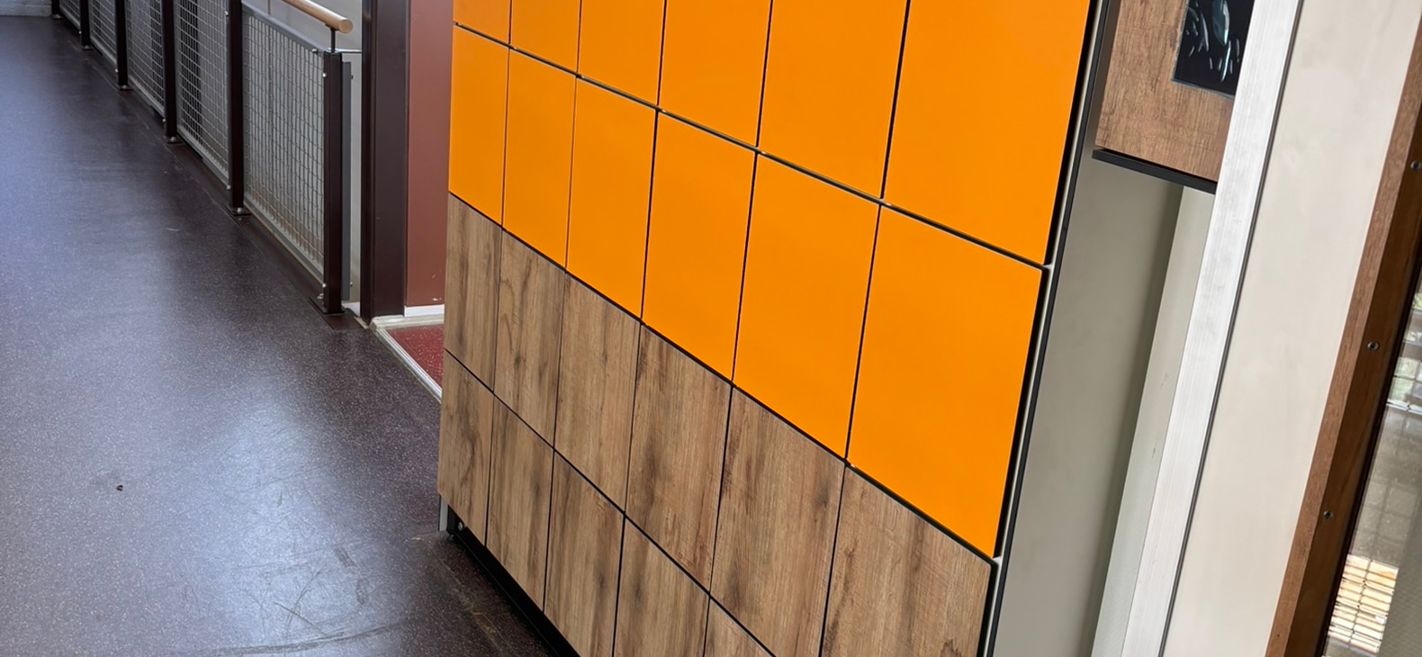 Elektronische lockers en zitbanken voor een scholengemeenschap in Zoetermeer