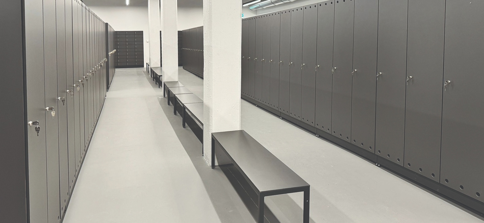 Sanitair en lockers voor een industrieel complex in Heerenveen