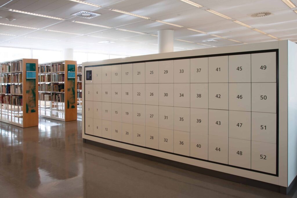 LoQit smart lockers in een bibliotheek