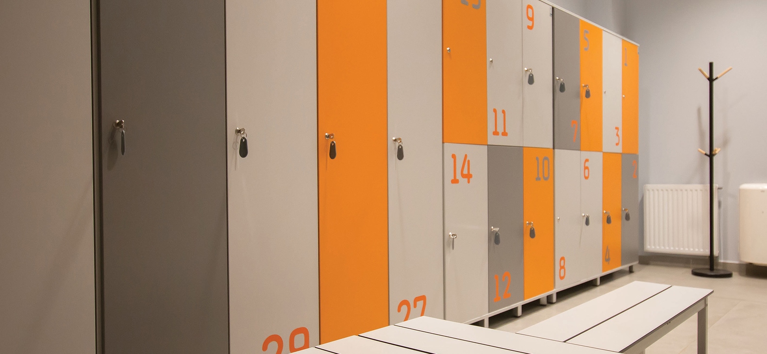 Houten lockers met cilinderslot voor een modern tennis- en sportcentrum in Rotterdam
