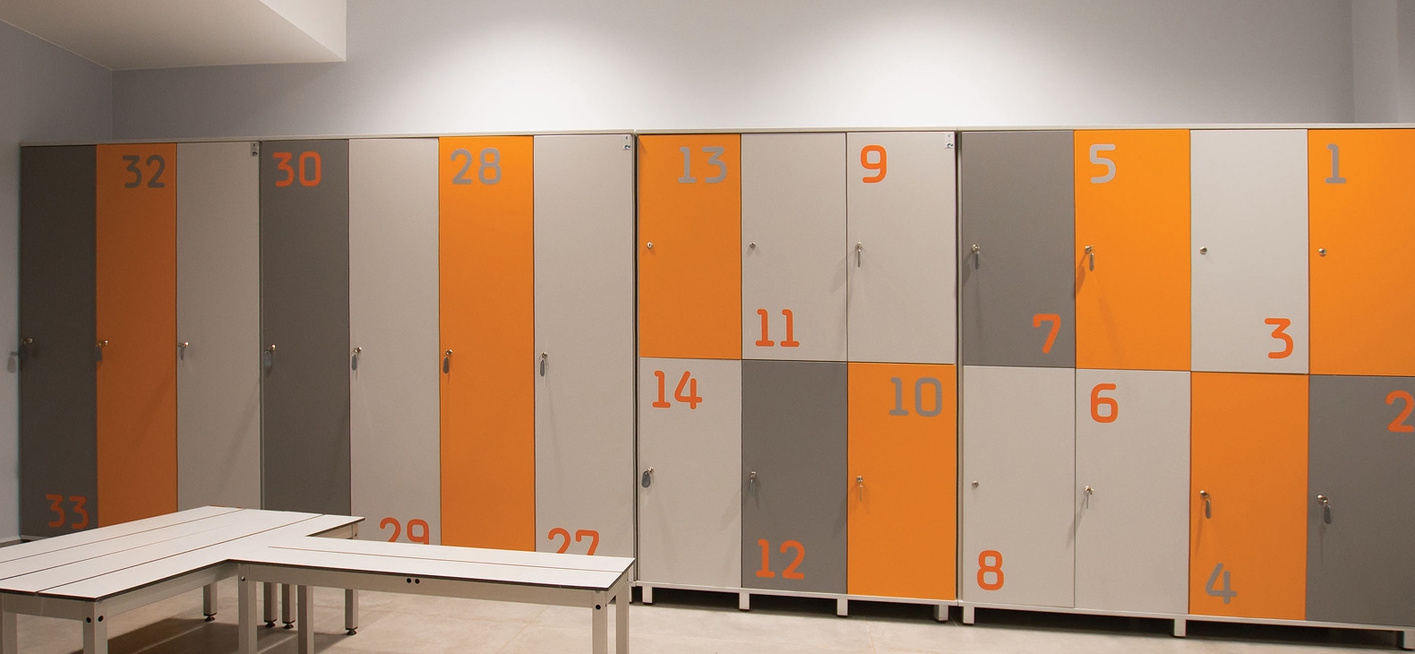 Houten lockers met cilinderslot voor een modern tennis- en sportcentrum in Rotterdam