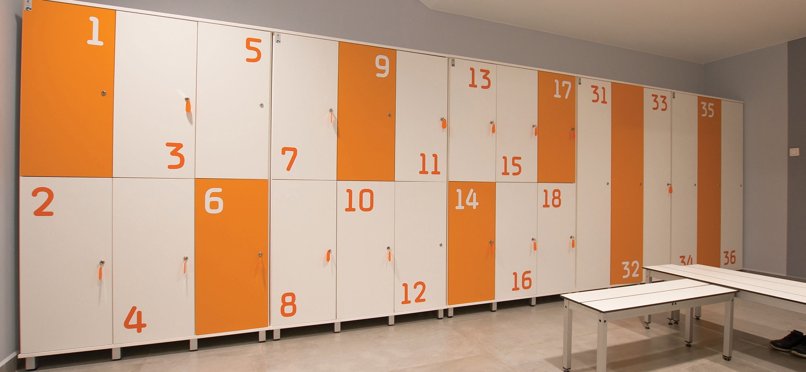 Houten lockers met cilinderslot voor een modern tennis- en sportcentrum in Rotterdam