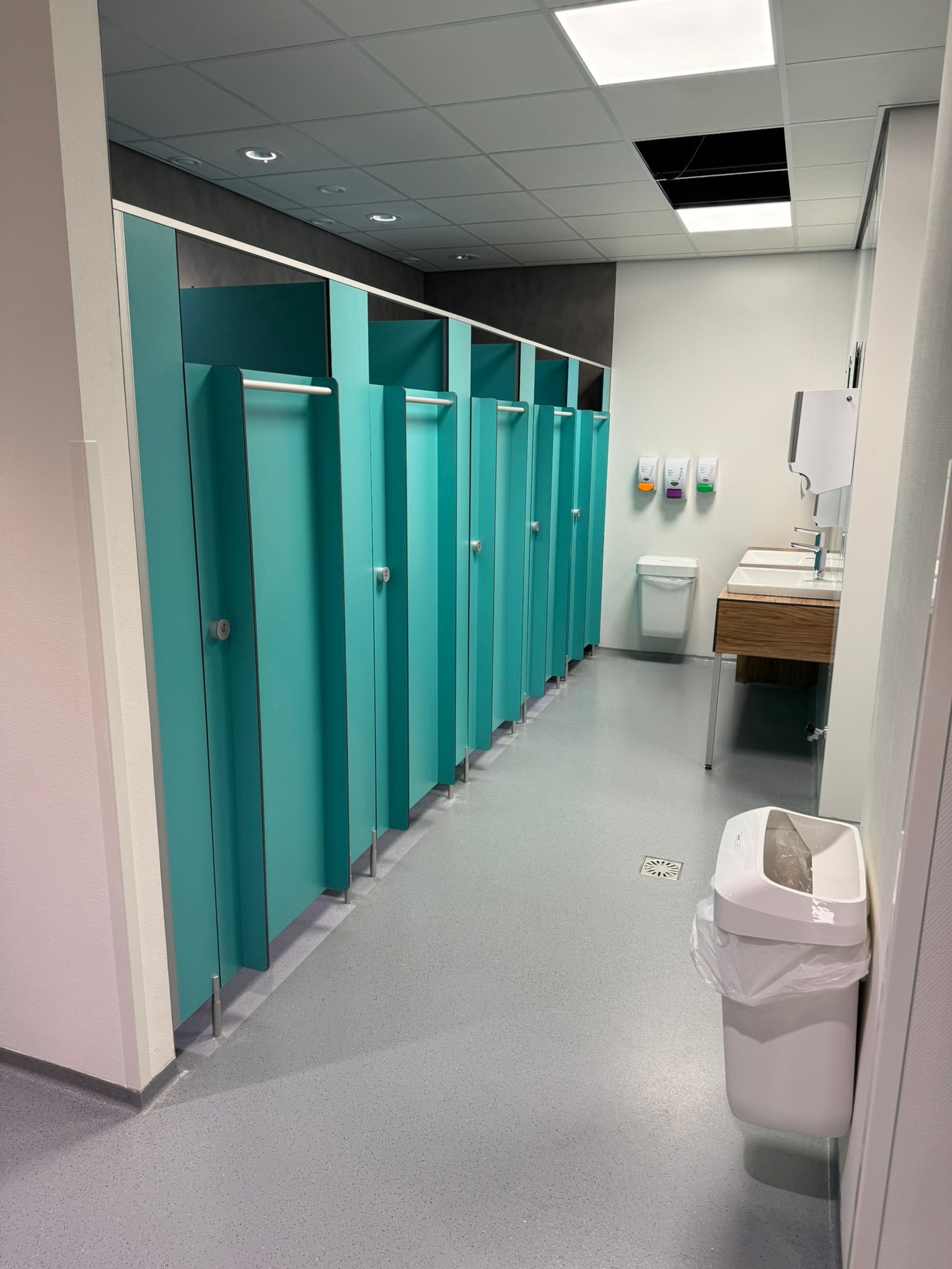 Maatwerk wastafel naast HPL toiletcabines