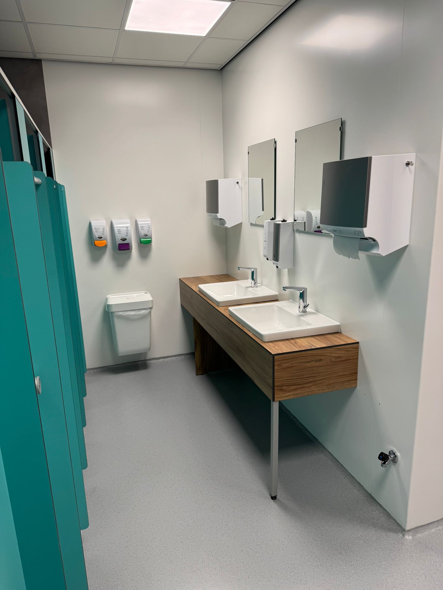 Wastafelblad met twee waskommen in een sanitaire ruimte